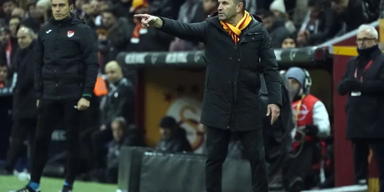 Galatasaray Teknik Direktörü Okan Buruk: “Cuma gününe kadar sağ ve sol bek transferi yapmamız gerekiyor”