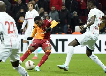 Wilfried Zaha bu sezonki 10. golünü kaydetti