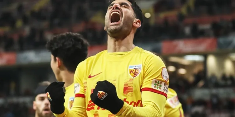 Ali Karimi ikinci golünü attı