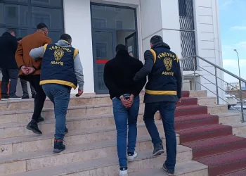 Hasarlı binalara dadanan hırsızlar yakalandı