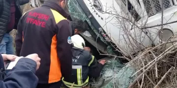 Devrilen mikser içerisinde sıkışan sürücü kurtarıldı