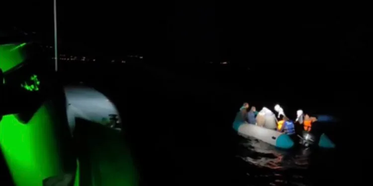 Ölüme terk edilen 30 kaçak göçmen kurtarıldı