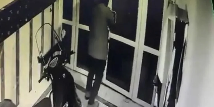 Acemi hırsız güvenlik kameralarına yakalandı