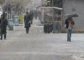 429 yol kapandı, uçak seferleri rötar yaptı
