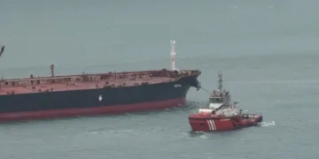 İstanbul Boğazı’nda arızalanan yakıt tankeri kurtarıldı
