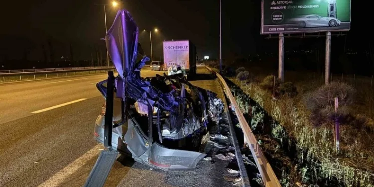 Polislerin içinde bulunduğu otomobil tıra çarptı: 1 polis şehit oldu