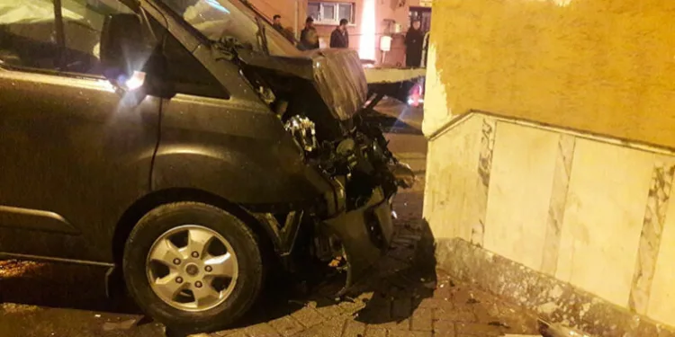 Kamyonet ile minibüs çarpıştı, 1 kişi yaralandı