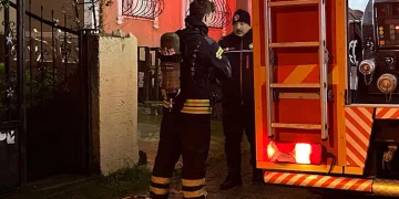 Yangına müdahale ederken dumandan etkilendi