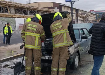 Seyir halindeki otomobil küle döndü