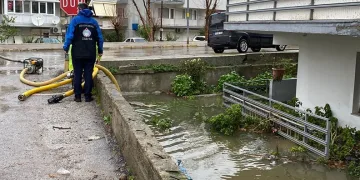 Ayvalık’ta şiddetli yağış hayatı olumsuz etkiledi