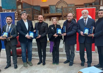 Bir koleksiyoner bin hikaye