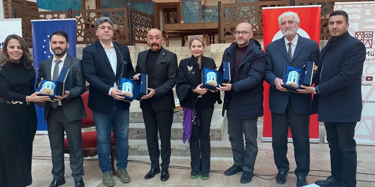 Bir koleksiyoner bin hikaye