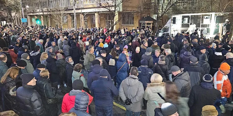 Sırbistan’da seçimlerin iptali için protesto