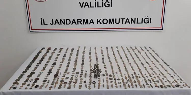 Mezarlık işçisinin evinden yüzlerce tarihi sikke çıktı