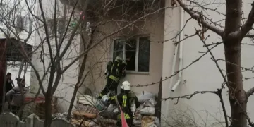 3 katlı binanın zemin katında çıkan yangın korkuttu