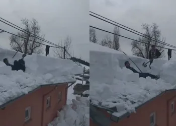 Çatıda biriken karları böyle temizlediler