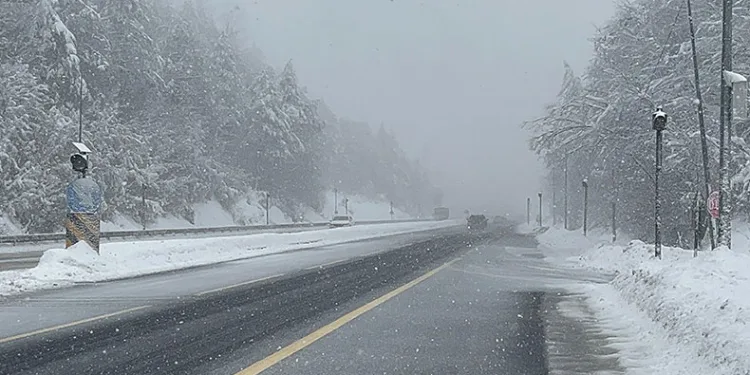 Bolu Dağı’nda aralıklarla kar yağışı etkili oluyor