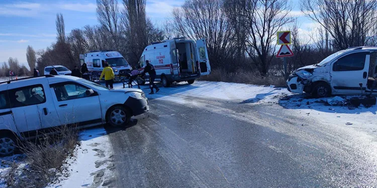Afyonkarahisar’da trafik kazası, 6 kişi yaralandı
