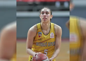 Dearica Marie Hamby ilk maçına çıktı