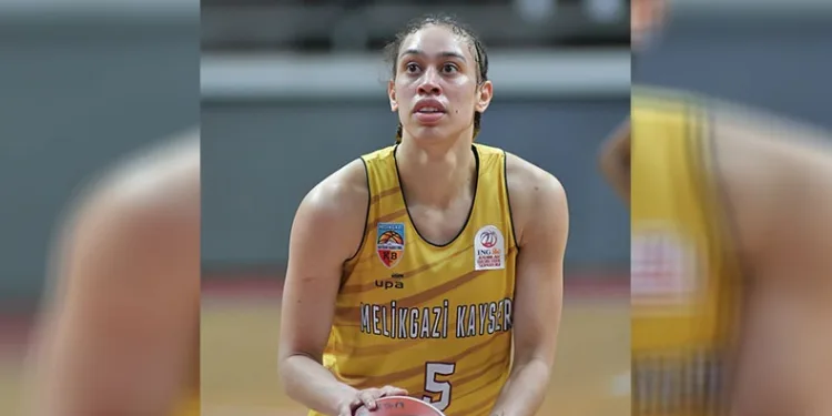 Dearica Marie Hamby ilk maçına çıktı