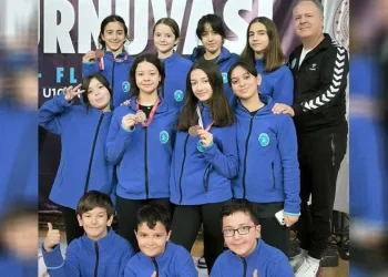 Eskişehir’i temsil eden flöre eskrim takımı Sakarya’dan madalyalarla döndü