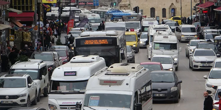 Adana’da taşıt sayısı arttı, korna sesi çileye döndü