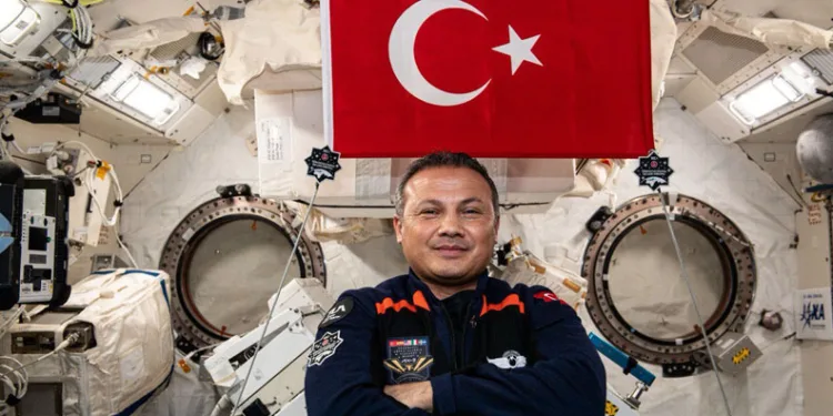 Alper Gezeravcı’dan Türk bayraklı paylaşım