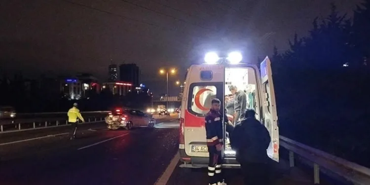 Tem Otoyolu’nda 3 araç zincirleme kazaya karıştı