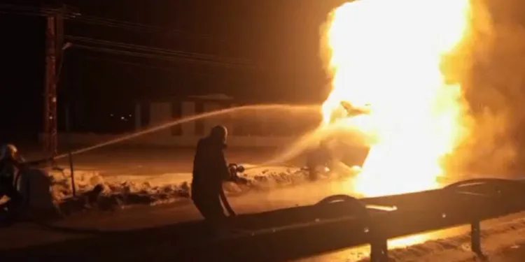 Alevlerin arasında kalan yaralı oğlu için canını hiçe saydı