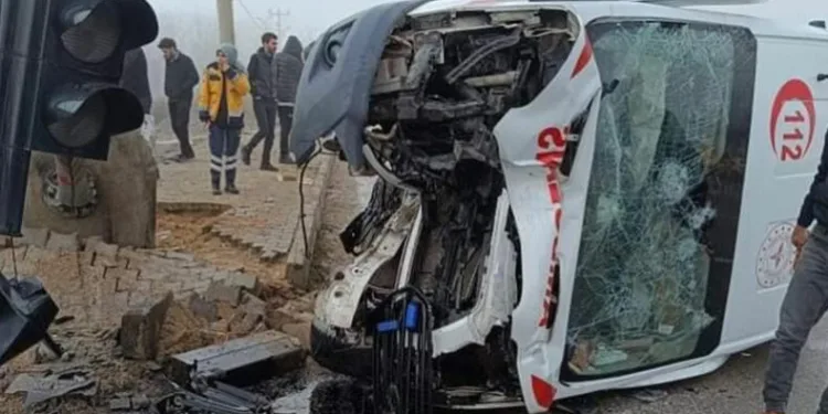 Elazığ’da ambulans sinyalizasyon direğine çarptı: 1 yaralı