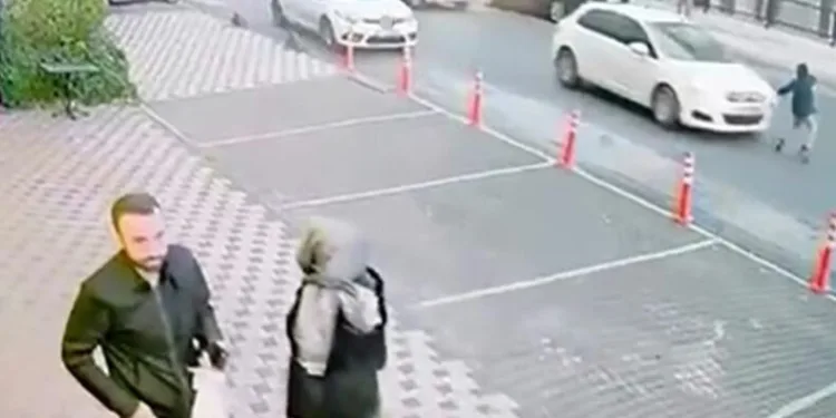 Babasının gözü önünde çocuğa araba çarptı