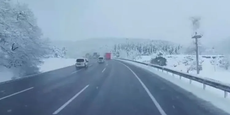 Bursa’da kar yağışı sürücülere zor anlar yaşatıyor