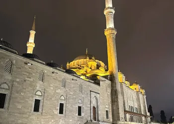Fatih Camii’nde bıçaklı saldırı