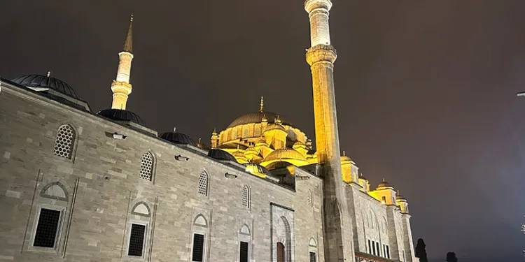 Fatih Camii’nde bıçaklı saldırı