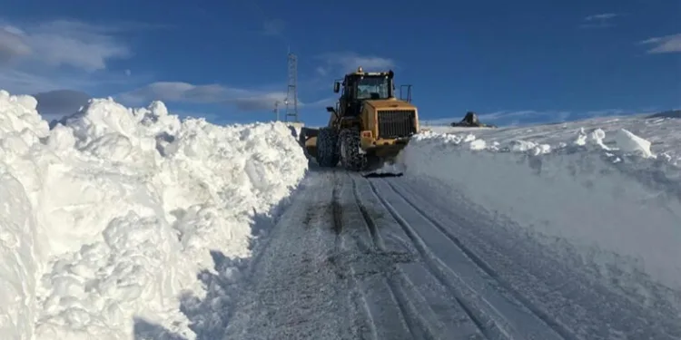 Van’da 38 yerleşim yerinin yolu kapandı