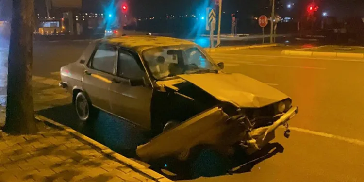 Halk otobüsü ile çarpışan otomobilin sürücüsü yaralandı