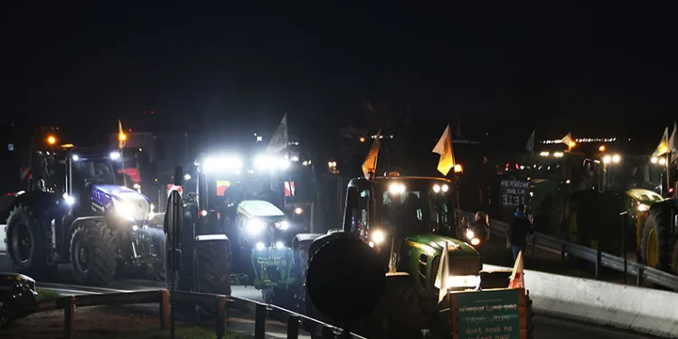 Fransa’da çiftçiler hükümete geri adım attırdı