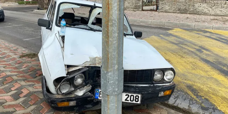 Uşak’ta otomobil elektrik direğine çarptı: 2 yaralı