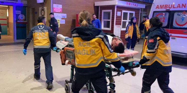 Kasisten hızlı geçen motosiklet devrildi
