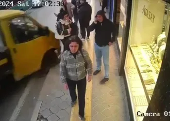 İzmir’de kamyonet yayalara çarpıp iş yerine daldı