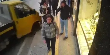 İzmir’de kamyonet yayalara çarpıp iş yerine daldı