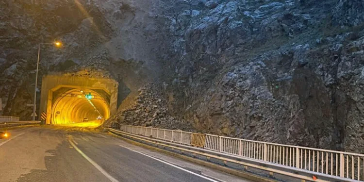 Heyelan nedeniyle kapanan karayolları ulaşıma açıldı