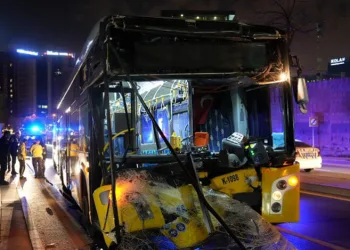 Otobüs hafriyat kamyonuna çarptı