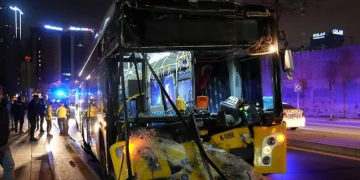 Otobüs hafriyat kamyonuna çarptı