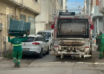 Bursa’da temizlik işçisi hem çalıştı hem horon oynadı
