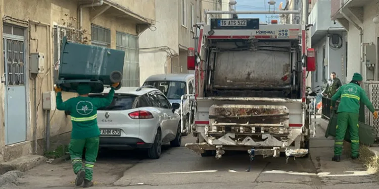 Bursa’da temizlik işçisi hem çalıştı hem horon oynadı
