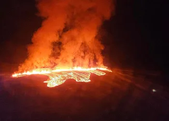 İzlanda’da lavlar kasabaya ulaştı