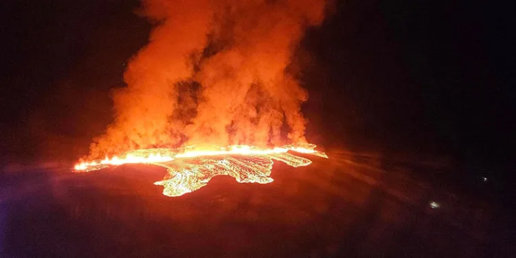 İzlanda’da lavlar kasabaya ulaştı