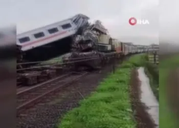 Endonezya’da iki yolcu treni çarpıştı