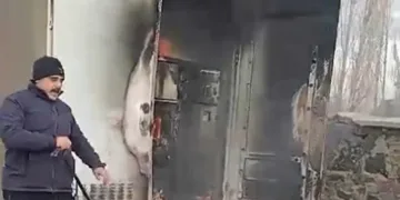 Kars’ta alev alev yanan trafo söndürüldü